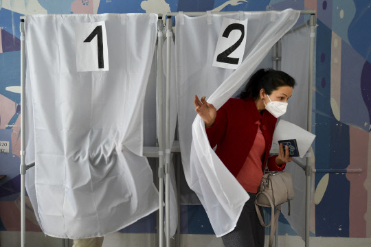 러시아 연방 귀속 주민투표 마지막 날인 27일(현지시간) 우크라이나 남부 자포리자주의 멜리토폴에서 한 여성이 투표를 마치고 떠나고 있다. 지난 23일부터 러시아군이 점령한 도네츠크주, 루한스크주, 자포리자주, 헤르손주 등 4개 지역에서 주민들의 찬반 의견을 묻는 귀속 투표가 실시되고 있다.      멜리토폴 =AP 연합뉴스